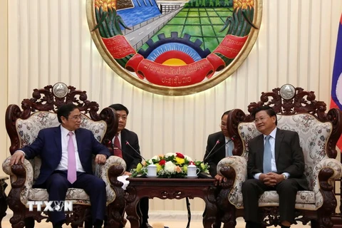 Thủ tướng Lào Thongloun Sisoulith tiếp Trưởng Ban Tổ chức Trung ương Đảng Phạm Minh Chính. (Ảnh: Phạm Kiên/TTXVN) 