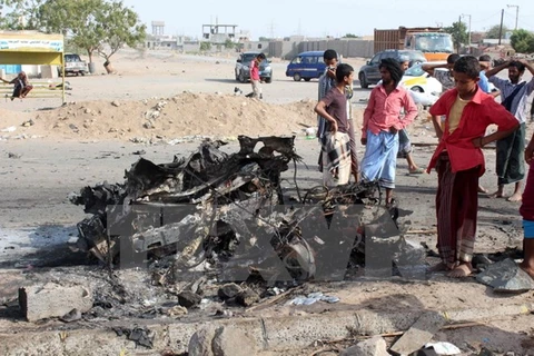 Hiện trường vụ đánh bom liều chết gần bốt kiểm soát quân sự ở quận Shaab, thành phố Aden, Yemen. (Nguồn: AFP/TTXVN)