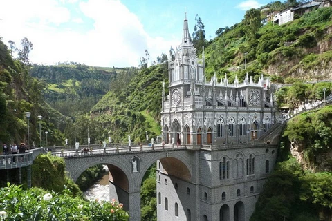 Xây dựng năm 1949 trên vách núi ngăn cách biên giới giữa Colombia và Ecuador, nhà thờ Las Lajas tại thành phố Narino (Colombia) có lẽ là nơi duy nhất trên thế giới mà du khách phải trình hộ chiếu mới được vào tham quan. (Nguồn: Dailymail)