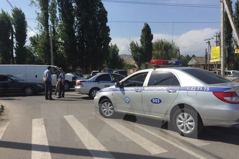 Cảnh sát Kyrgyzstan điều tra tại hiện trường vụ nổ. (Nguồn: THX/TTXVN)