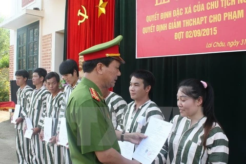 Lãnh đạo Công an tỉnh Lai Châu trao quyết định đặc xá cho các phạm nhân năm 2015. Ảnh minh họa. (Ảnh: Nguyễn Duy/TTXVN)