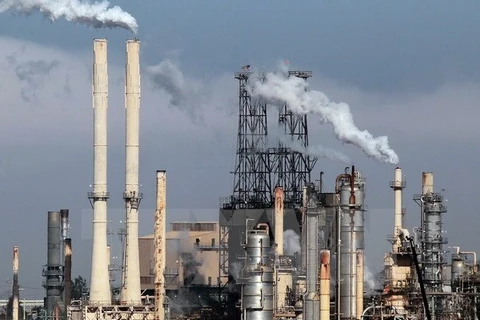 Toàn cảnh nhà máy lọc dầu Conoco-Phillips ở Rodeo, California, Mỹ. (Nguồn: AFP/TTXVN)