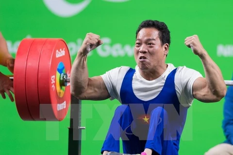 Niềm vui của vận động viên Lê Văn Công sau khi hoàn thành nội dung cử tạ nam hạng 49kg tại Paralympic 2016. (Nguồn: THX/TTXVN)