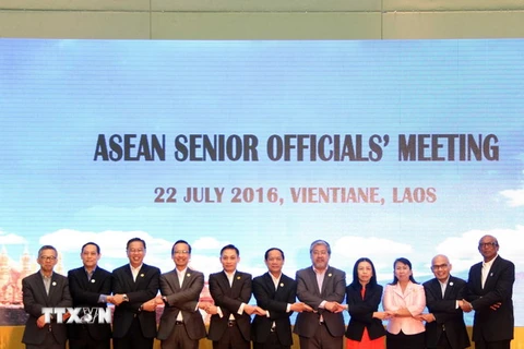 Các quan chức dự hội nghị SOM tại Lào tháng 7/2016. (Ảnh: Phạm Kiên/TTXVN) 