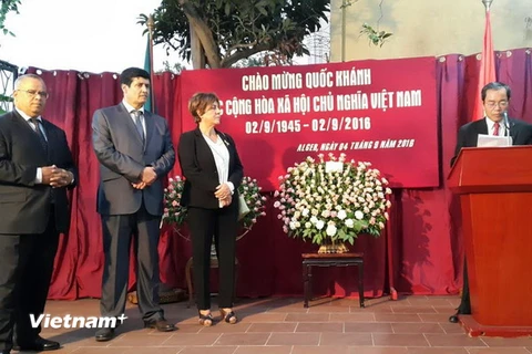 Đại biện lâm thời Việt Nam tại Algeria Nguyễn Việt Hà phát biểu tại lễ kỷ niệm. (Ảnh: Thanh Bình/Vietnam+) 