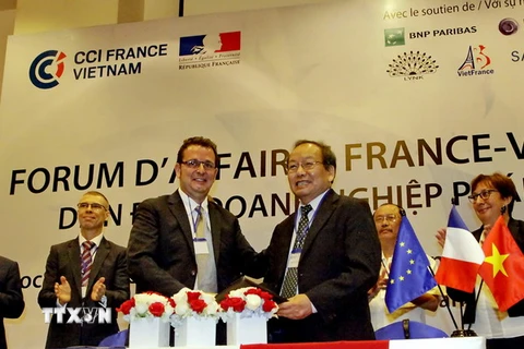 Lễ ký kết thành lập chuỗi sản xuất (có truy xuất nguồn gốc và chất lượng) giữa đại diện doanh nghiệp Pháp với Hiệp hội Chăn nuôi Việt Nam tại diễn đàn. (Ảnh: Thế Anh/TTXVN) 