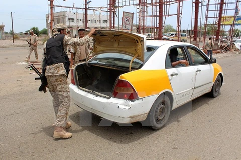 Binh sỹ Yemen gác tại một chốt kiểm soát an ninh ở thị trấn Lahej, cách thành phố Aden khoảng 30km ngày 15/4. (Nguồn: AFP/TTXVN)