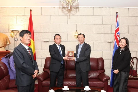 Ông Vũ Hồng Khanh tặng quà lưu niệm cho Đại sứ Lương Thanh Nghị nhân buổi làm việc tại Đại sứ quán ở Canberra. (Ảnh do đoàn cung cấp) 