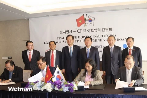 Lãnh đạo Tổng Công ty thương mại Sài Gòn -Satra và Tập đoàn CJ ký kết ghi nhớ hợp tác. (Ảnh: Hoàng Anh Tuấn/Vietnam+)