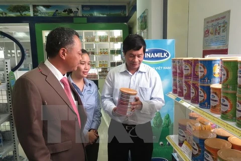Khách hàng tham quan và mua sắm sản phẩm của Vinamilk. (Ảnh: Nguyễn Văn Nhật/TTXVN)