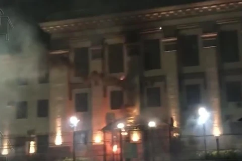 Khoảng 20 đối tượng quá khích Ukraine mang theo các khẩu hiệu kích động đã ném pháo hoa vào Đại sứ quán Nga. (Nguồn: RT)