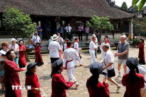 Du khách tham gia trình diễn các điệu Xoan cùng các nghệ nhân, diễn viên phường Xoan An Thái, tại đình Hùng Lô, thành phố Việt Trì. (Ảnh: Trung Kiên/TTXVN) 