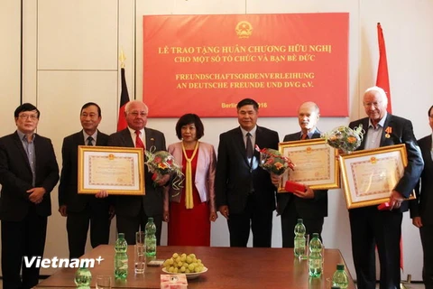 Đại sứ Đoàn Xuân Hưng trao Huân trương cho một số tổ chức và bạn bè Đức. (Ảnh: Mạnh Hùng/Vietnam+) 