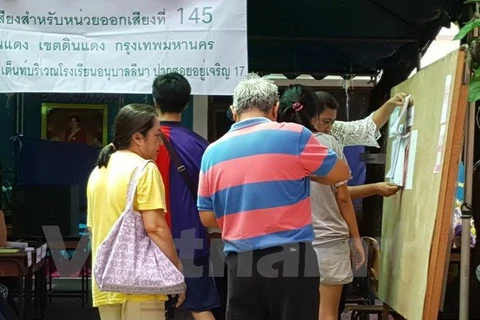 Cử tri Thái Lan tại một điểm trưng cầu dân ý về Hiến pháp mới. (Ảnh: Phúc Sơn/Vietnam+)