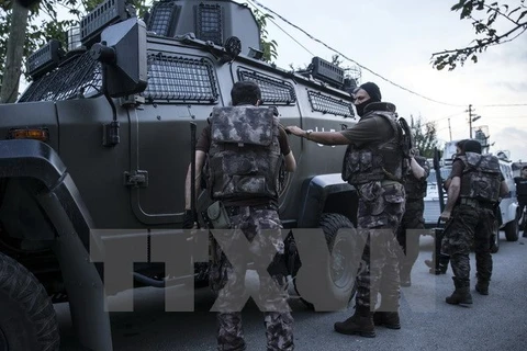 Cảnh sát Thổ Nhĩ Kỳ tham gia chiến dịch truy quét khủng bố tại Istanbul. (Nguồn: Anadolu Agency/TTXVN)