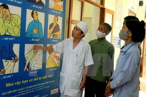 Tuyên truyền cho bệnh nhân lao tại Bệnh viện tỉnh Thái Bình. (Ảnh: Dương Ngọc/TTXVN)
