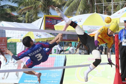 Pha tranh bóng quyết liệt trên lưới giữa cầu thủ đội cầu mây Việt Nam (áo vàng) và cầu thủ Myanmar (áo xanh) trong trận chung kết. (Ảnh: Trần Lê Lâm/TTXVN)