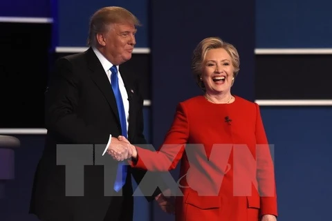 Ứng cử viên đảng Dân chủ Hillary Clinton (phải) và ứng cử viên đảng Cộng hòa Donald Trump (trái) sau cuộc tranh luận trực tiếp đầu tiên ở Hempstead, New York ngày 26/9. (Nguồn: AFP/TTXVN)