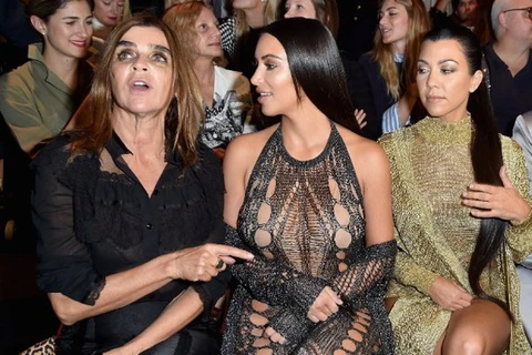 Kim Kardashian dự Tuần lễ Thời trang Paris với mẹ và em gái. (Nguồn: CNN) 