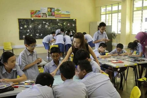 Một giáo viên Singapore đang giảng bài cho học sinh.