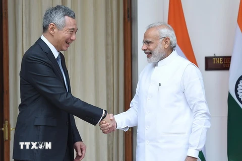 Thủ tướng Narendra Modi (phải) và Thủ tướng Lý Hiển Long (trái) trước cuộc gặp ở New Delhi. (Nguồn: AFP/TTXVN) 