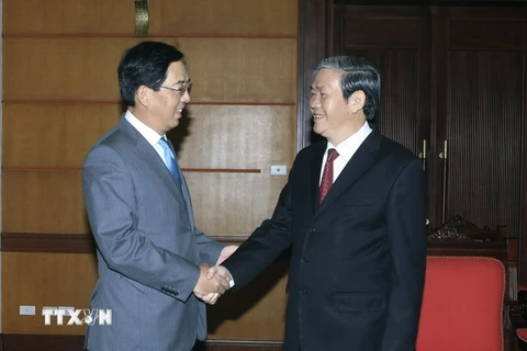 Thường trực Ban Bí thư Đinh Thế Huynh tiếp ông Hồng Tiểu Dũng, Đại sứ đặc mệnh toàn quyền Trung Quốc tại Việt Nam. (Ảnh: Phạm Kiên/TTXVN) 