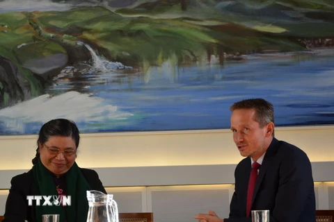 Phó Chủ tịch Quốc hội Tòng Thị Phóng làm việc với Bộ trưởng Ngoại giao Đan Mạch Kristian Jensen. (Ảnh: Hoàng Hoa/TTXVN) 