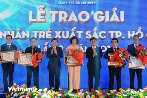 Chủ tịch UBND Thành phố Hồ Chí Minh Nguyễn Thành Phong trao bằng khen cho các doanh nhân trẻ xuất sắc. (Ảnh: An Hiếu/Vietnam+)