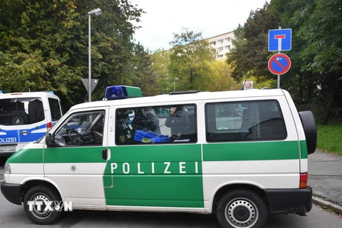 Cảnh sát phong tỏa khu dân cư ở Chemnitz, miền đông Đức sau khi phát hiện nghi can khủng bố Jaber Albakr ngày 9/10. (Nguồn: AFP/TTXVN) 