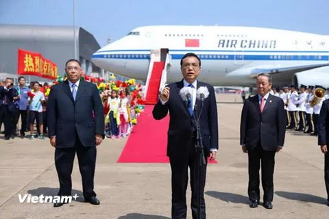 Thủ tướng Lý Khắc Cường phát biểu tại sân bay Macau. (Ảnh: Xuân Tuấn/Vietnam+)