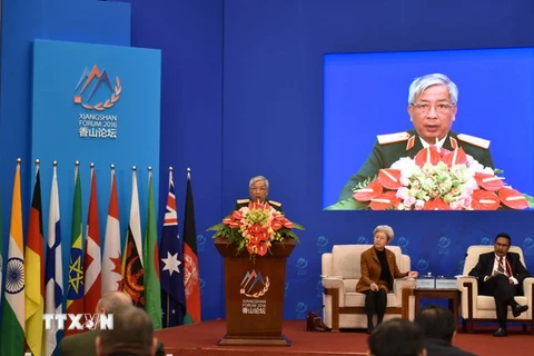 Thứ trưởng Bộ Quốc phòng Nguyễn Chí Vịnh phát biểu tại diễn đàn Hương Sơn. (Ảnh: Tường Thu/TTXVN)