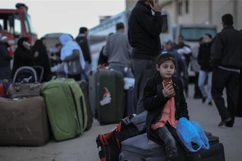Người dân Palestine đợi qua cửa khẩu Rafah. (Nguồn: aljazeera.com)