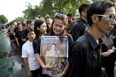 Hàng vạn người từ khắp đất nước Thái Lan đã đổ về vĩnh biệt Nhà Vua kính yêu của họ. (Ảnh: AP)
