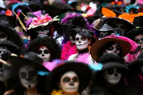 Hóa trang giống nhân vật Catrina tại lễ hội của người chết ở Mexico. (Nguồn: NatGeo)