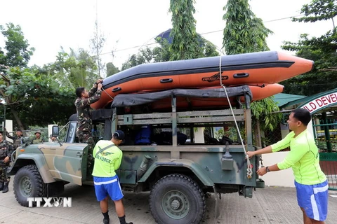 Lực lượng cứu hộ Philippines chuẩn bị các phương tiện để đối phó với bão Haima tại thành phố Ilagan. (Nguồn: AFP/TTXVN)