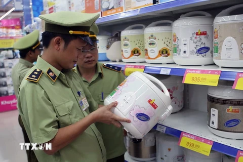 Lực lượng quản lý thị trường kiểm tra hàng hóa trong siêu thị CoopMart ở Bắc Giang. (Ảnh: Vũ Sinh/TTXVN)