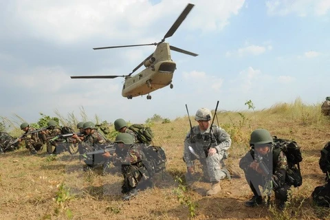 Binh sỹ Philippines và Mỹ trong cuộc tập trận ở Fort Magsaysay, tỉnh Nueva Ecija, phía bắc thủ đô Manila. (Nguồn: AFP/TTXVN)