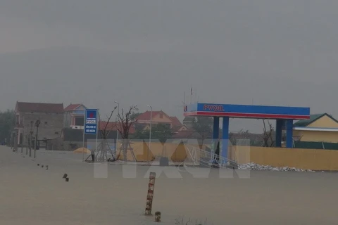 Nước lũ lên nhanh gây ngập và chia cắt tại xã Quảng Hải, thị xã Ba Đồn, Quảng Bình. Ảnh chụp lúc 7 giờ sáng 1/11/2016. (Ảnh: Đức Thọ/TTXVN)
