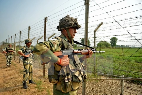 Binh sỹ Ấn Độ gác tại khu vực Jammu trên biên giới Ấn Độ-Pakistan ngày 2/10. (Nguồn: AFP/TTXVN)