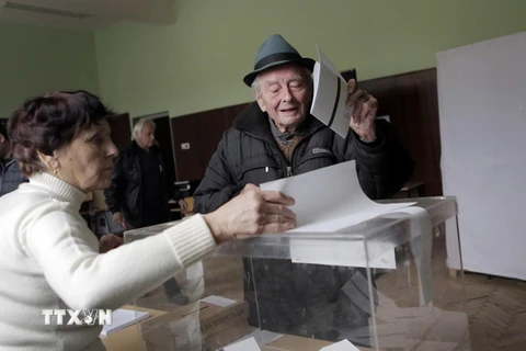  Cử tri Bulgaria bỏ phiếu tại một điểm bầu cử ở Pleven ngày 6/11. (Nguồn: AP/TTXVN) 