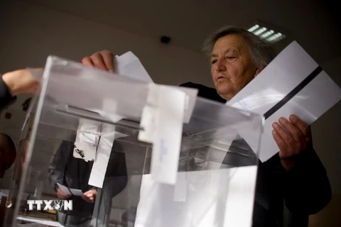 Cử tri Bulgaria bỏ phiếu tại một điểm bầu cử ở Seslavtsi, Sofia ngày 6/11. (Nguồn: AFP/TTXVN) 