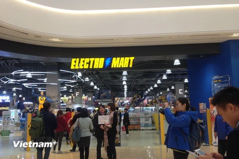 Du khách tham quan, mua sắm tại siêu thị điện tử Electro Mart ở Starfield Hanam. (Ảnh: Hồng Hạnh/Vietnam+)