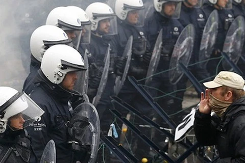 Một binh sỹ Bỉ la hét trước lực lượng cảnh sát phản đối tăng tuổi nghỉ hưu. (Nguồn: Reuters) 