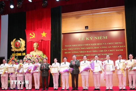 Thượng tướng Tô Lâm, Bộ trưởng Bộ Công an tặng Bằng khen của Bộ trưởng Bộ Công an cho các giáo sư năm 2016. (Ảnh: Phương Hoa/TTXVN) 