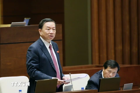 Thượng tướng Tô Lâm, Bộ trưởng Bộ Công an giải trình về dự thảo Nghị quyết về việc thực hiện thí điểm cấp thị thực điện tử cho người nước ngoài nhập cảnh Việt Nam. (Ảnh: Phạm Kiên/TTXVN) 