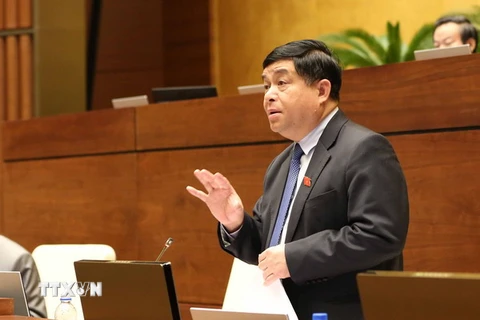 Bộ trưởng Bộ Kế hoạch và Đầu tư Nguyễn Chí Dũng giải trình ý kiến của Đại biểu Quốc hội về dự án Luật quy hoạch. (Ảnh: Phương Hoa/TTXVN)