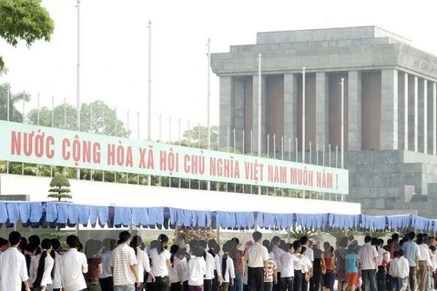 Xếp hàng vào Lăng viếng Chủ tịch Hồ Chí Minh. (Nguồn: TTXVN)