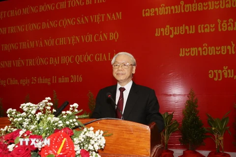 Tổng Bí thư Nguyễn Phú Trọng đến thăm và nói chuyện với cán bộ, sinh viên Trường Đại học Quốc gia Lào. (Ảnh : Trí Dũng/TTXVN) 