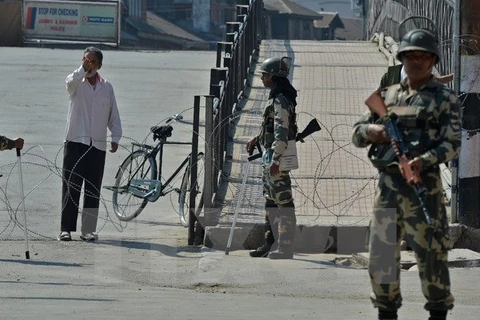 Các binh sỹ Ấn Độ tăng cường an ninh sau lệnh giới nghiêm tại Lal Chowk, Srinagar, thủ phủ của khu vực Kashmir do Ấn Độ kiểm soát ngày 19/9 vừa qua. (Ảnh: AFP/TTXVN)