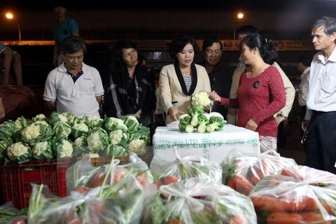 Đoàn kiểm tra liên ngành kiểm tra tại chợ đầu mối nông sản thực phẩm Hóc Môn, TP.HCM. (Ảnh: Thanh Vũ/TTXVN)